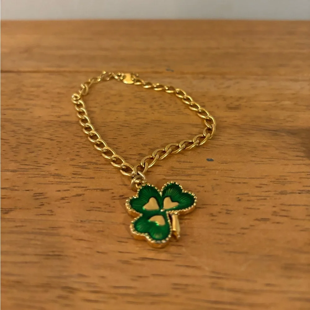 Avon Vintage St Patrick’s Day Gold Tone Link Bracelet Clover Leaf Charm and Pin